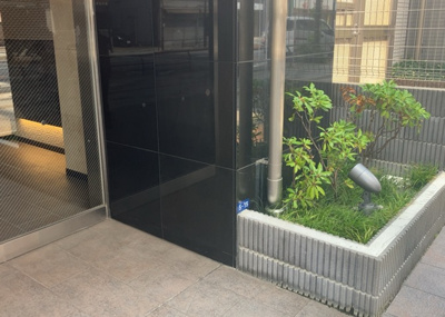 【庭】 | ミオカステーロ八王子Ⅱ | 物件によっては、入居者が個人的に使用できる専用庭がついているものもあります。また、住宅の中にある土間の部分を庭と呼ぶこともあります。庭の用途は住む人によって変わり、それによってデザインもさまざまです。