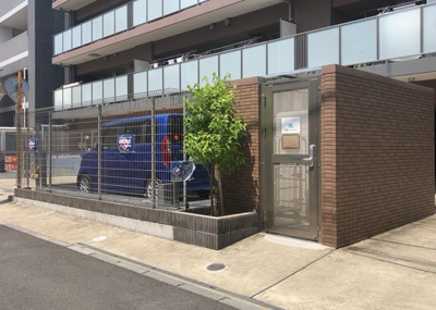 【中庭】 | ミオカステーロ八王子Ⅱ | 中庭（パティオ）とは、一つの建築物の内部に設けられた、壁などで囲われている庭のことを指します。コの字型、ロの字型が主流ですが、L字型の中庭もあります。最近では、インテリア性の高さからも人気があります。