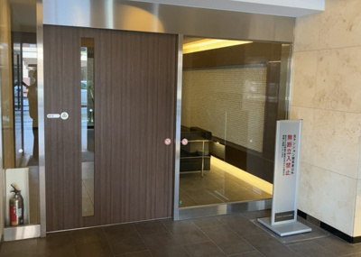 【エントランス】 | ミオカステーロ八王子Ⅱ | マンションのエントランスには、もともと風よけや防犯の役割がありますが、マンションによって宅配ボックスなどの設備が備わっている所もあります。日々の生活をイメージしながら生活しやすさをチェックしましょう。