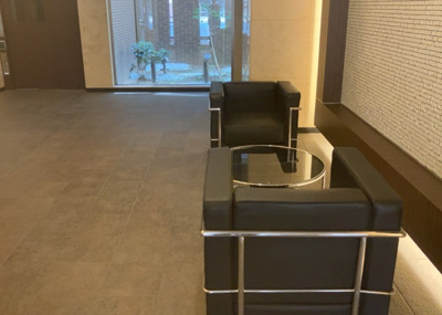 【ロビー】 | ミオカステーロ八王子Ⅱ | ラウンジは、マンションの共用スペースに椅子やテーブルなどを配置した利用者が寛げる空間です。屋内型ラウンジと屋外型ラウンジがあります。共用部分の管理状況と合わせて、詳細については現地でご確認ください。