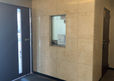 【受付】 | ミオカステーロ八王子Ⅱ | 受付はマンションコンシェルジュがいる場合もあれば、管理人が滞在する小部屋を総称して呼ぶことがあります。主にエントランスに設置されていることから、防犯面でも期待ができます。防犯設備がない場合はより安心！