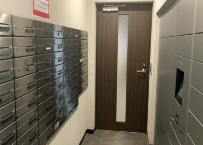 【設備】 | ミオカステーロ八王子Ⅱ | エントランス付近に設置されている集合ポストは、住んでいる部屋と離れているため、ポストをあさるなど誰かに何かされていても被害に気づきにくいです。入居する時には他人に特定されにくい番号で鍵をかけましょう！