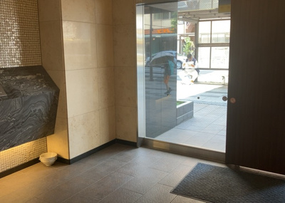 【ロビー】 | ミオカステーロ八王子Ⅱ | ロビーというと、エントランスと何がちがうの？と思いますよね。実はロビーとエントランスには明確な決まりはありません。物件によっては、エントランスを入って広がるある程度の広さのある空間がロビーとなります。