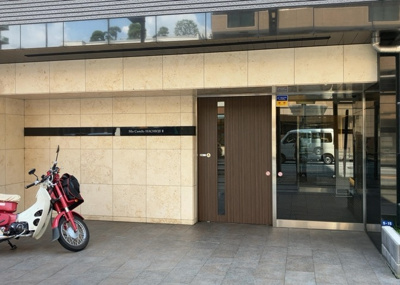 【玄関】 | ミオカステーロ八王子Ⅱ | 玄関は家の顔でもあり、家族以外の目にも止まる場所です。玄関は外との間を仕切る扉、靴などをしまっておく収納スペース、靴脱ぎのたたきスペース、来客とのやり取りをするドアホンなど複数のアイテムからなります。