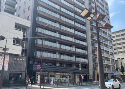 【外観】 | ミオカステーロ八王子Ⅱ | 外観はマンション管理がされているかの目安になります。築年数が古いと、壁面は劣化してひび割れが生じることも！建物が古びていても細かいところが修繕されていると、きちんと管理されているなぁと感じるでしょう。