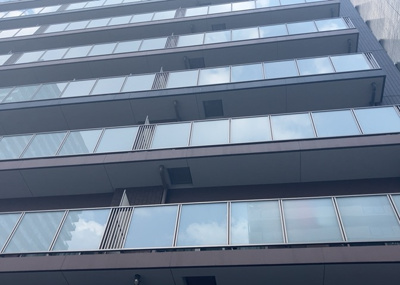 【バルコニー】 | ミオカステーロ八王子Ⅱ | 一般的なバルコニーは、奥行1.5ｍ程ですが、ワイルドバルコニーは2ｍまで広がっています。そのため洗濯物の間隔をあけ干すことができ、乾きやすいというメリットや、ガーデニングが楽しめる等の特徴があります。