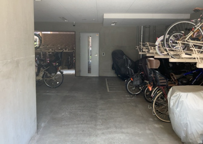 【駐車場】 | ミオカステーロ八王子Ⅱ | 車一台あたりに必要なスペースは、標準サイズの普通自動車で横幅2m50cm、長さ5mは必要になります。ただし、乗降のことも考慮して横幅3m30cm、長さ5m50cmほどは確保できるところを選びましょう。