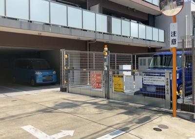 【駐車場】 | ミオカステーロ八王子Ⅱ | 駐車場と明記されていても、最小スペースでつくられた駐車場だと大型車は駐車できなかったり、出入りしにくくなったりする可能性があります。お車のサイズと購入したい物件の駐車場のサイズを現地で確認しましょう。