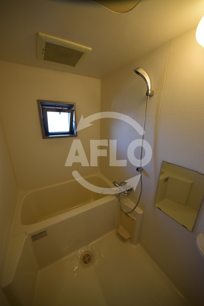 ウィルテラスなんば南の浴室|サムティナンバ南　小窓付きバスルーム