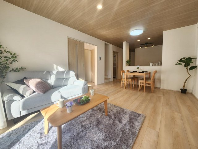 【居間・リビング】 | アトムセレクト船橋市二宮一丁目６０１番４９　A号棟 | 優しい色調のリビングは家具やインテリアも合わせやすいです♪