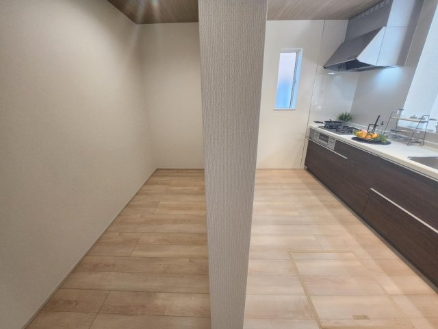 【その他】 | アトムセレクト船橋市二宮一丁目６０１番４９　A号棟 | キッチン裏のパントリーも大容量です