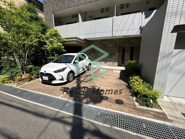 姫路市豊沢町の賃貸マンションの駐車場