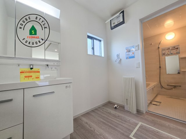 福岡市南区中尾2丁目第4-2棟（1号棟）の脱衣所|ゆとりの洗面スペースで朝の身支度もスムーズに。暮らしを快適に変えるシャワー付洗面台です！