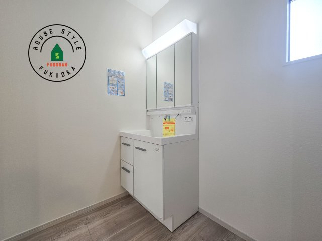 福岡市南区中尾2丁目第4-2棟（1号棟）の独立洗面台|毎日使うものだから清潔な空間を保ちたい水回り。洗面にはそんな願いを解消させてくれる収納アイデアが満載です。三面鏡の裏側にはキャビネットが現れ小物から背の高い物まで収納できます。