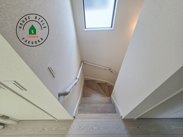 福岡市南区中尾2丁目第4-2棟（1号棟）の内装|階段からも明るい光が入ります。採光や通風も階段の重要な役割です。