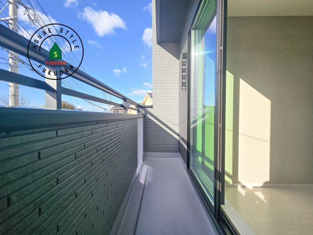 福岡市南区中尾2丁目第4-2棟（1号棟）のバルコニー|風をしっかりと感じられるバルコニーでは、毎日が洗濯日和です。広々としているので洗濯も楽しくなるでしょうし、気分転換にバルコニーからの眺めを楽しむのもいいでしょう。