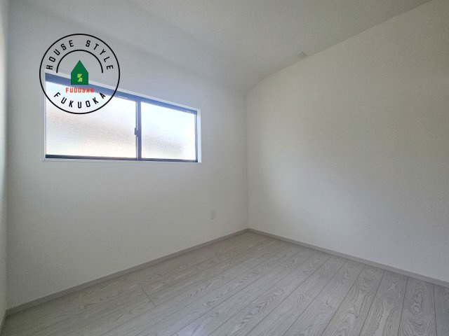 福岡市南区中尾2丁目第4-2棟（1号棟）の子供部屋|柔らかい陽光が差し込む明るいお部屋を演出する設計。彩光の取れる窓が気持ちの良いお部屋を創り上げます。