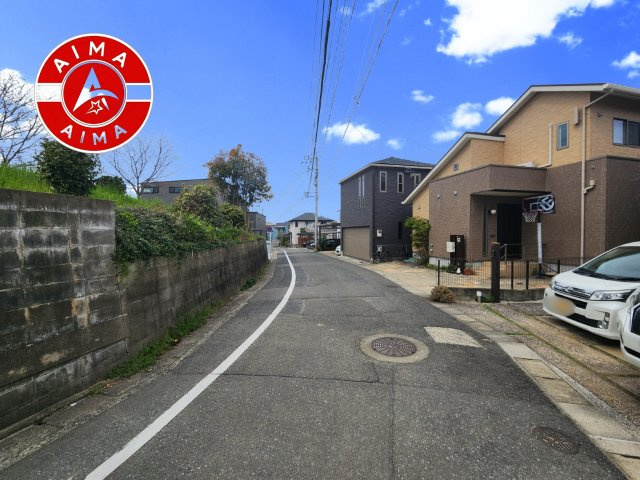 福岡市南区中尾2丁目第4-2棟（1号棟）の前面道路含む現地写真|前面道路は閑静な住宅地をはしる車通りの少ない道路。お車の出し入れが苦手なママや小さなお子様にも安心ですね。しっかり舗装もされているので、ベビーカーや自転車で通っても快適に通行できます。