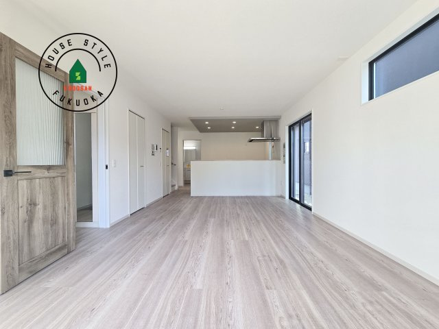 福岡市南区中尾2丁目第4-2棟（1号棟）の居間・リビング|ご家族を近くに感じられる対面キッチンのLDK。会話もはずみそうですね。