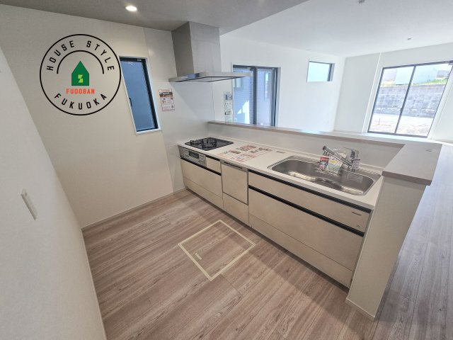 福岡市南区中尾2丁目第4-2棟（1号棟）のキッチン|ダイニングテーブルへの配膳がラクラク、お料理はかどるカウンター付きシステムキッチン！