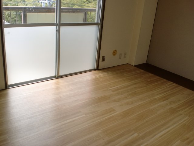 坪内マンションの洋室