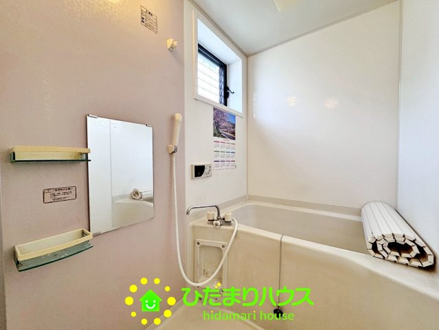 加須市上崎　中古一戸建ての浴室|お風呂には窓もあって換気も出来ます。