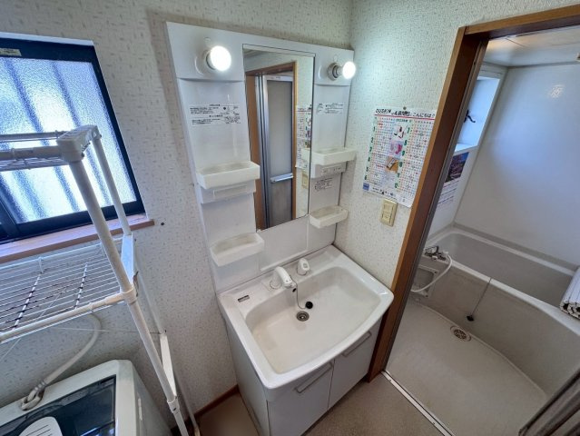 加須市上崎　中古一戸建ての独立洗面台