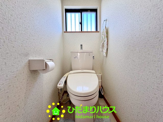 加須市上崎　中古一戸建てのトイレ|トイレは十分な広さがあって快適です。