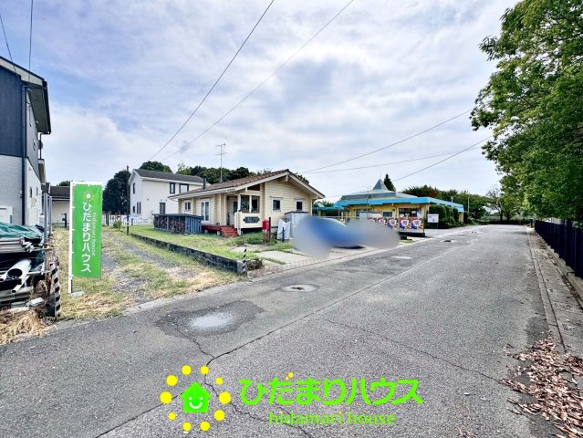 加須市上崎　中古一戸建ての前面道路含む現地写真|接道は広くて車の出し入れもラクラクです。