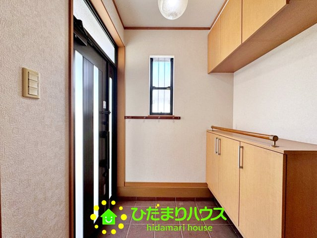 加須市上崎　中古一戸建ての玄関