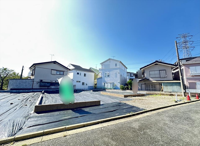 【外観】 | 志木市上宗岡1丁目　新築一戸建住宅　全3棟　(志木本店) | 販売現地(2025年10月撮影)／開放感ある敷地に誕生する４LDK＋マルチスキップの住まい。建築中。