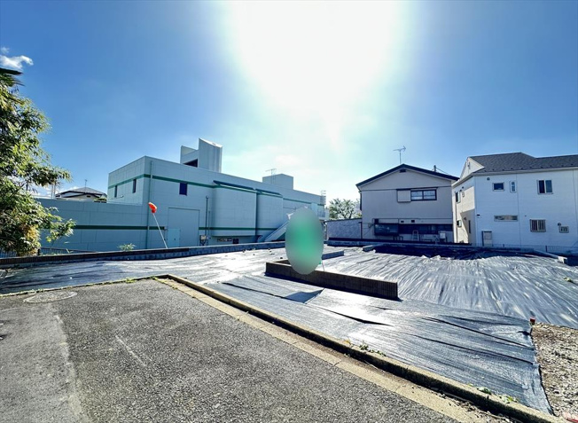 【外観】 | 志木市上宗岡1丁目　新築一戸建住宅　全3棟　(志木本店) | 販売現地(2025年10月撮影)／吹き抜けと折り上げ天井で明るく伸びやかなリビング。