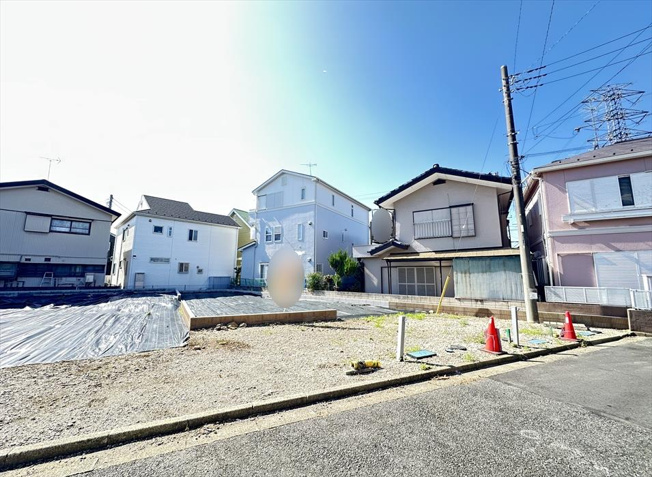 【外観】 | 志木市上宗岡1丁目　新築一戸建住宅　全3棟　(志木本店) | 販売現地(2025年10月撮影)／開放感と機能性を両立。吹き抜け、折り上げ天井、マルチスキップ2.5帖。