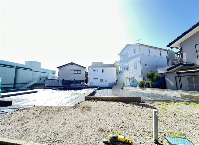 【外観】 | 志木市上宗岡1丁目　新築一戸建住宅　全3棟　(志木本店) | 販売現地(2025年10月撮影)／アウトドア用品や季節物もまとめて収納できる便利な玄関収納