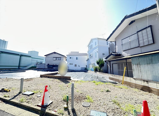 【外観】 | 志木市上宗岡1丁目　新築一戸建住宅　全3棟　(志木本店) | 販売現地(2025年10月撮影)／カースペース2台分を確保したゆとりの住まい。