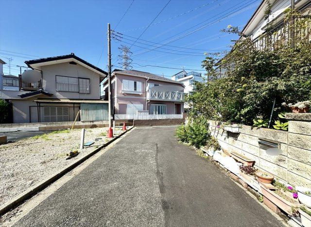 【前面道路含む現地写真】 | 志木市上宗岡1丁目　新築一戸建住宅　全3棟　(志木本店) | 販売現地(2025年10月撮影)／前面道路ゆとりの約4.2ｍ。車の出し入れもスムーズ。
