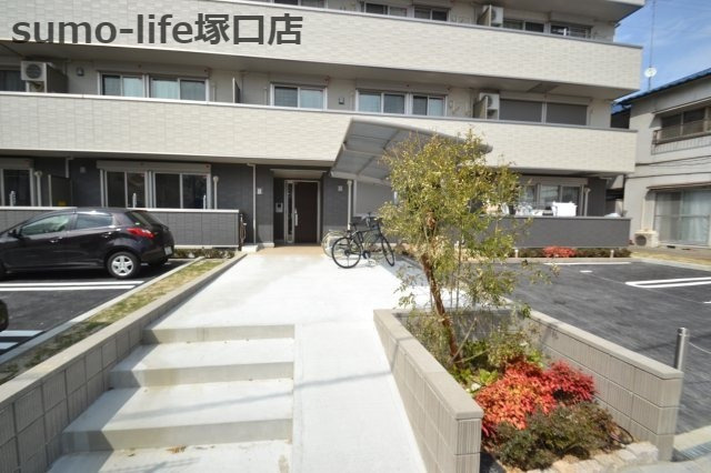 ソラーレ名神町のエントランス