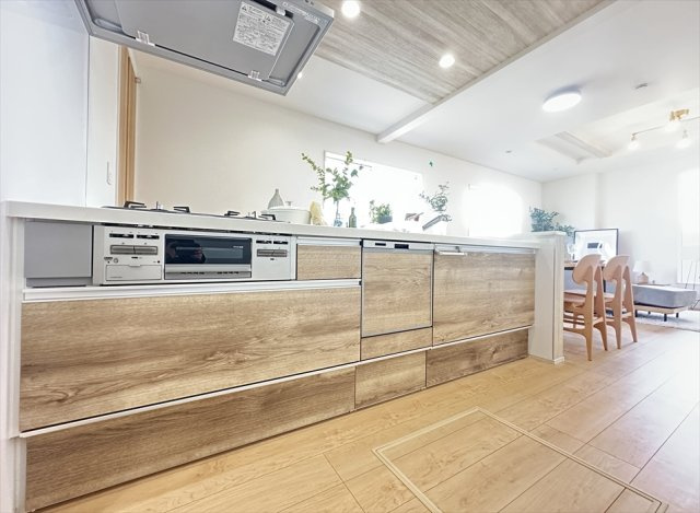 【外観】 | 志木市上宗岡1丁目　新築一戸建住宅　全3棟　(志木本店) | 販売現地(2025年10月撮影)／アクセントクロスが映える、開放的な対面キッチン。