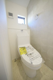 【トイレ】 | 【仲介手数料無料！！】日野市大坂上4丁目　新築戸建て（全3棟）No1号棟　4190万円