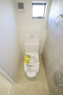 【トイレ】 | 【仲介手数料無料！！】日野市大坂上4丁目　新築戸建て（全3棟）No1号棟　4190万円