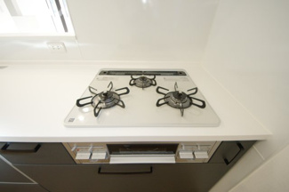 【キッチン】 | 【仲介手数料無料！！】日野市大坂上4丁目　新築戸建て（全3棟）No1号棟　4190万円 | ガラストップコンロ