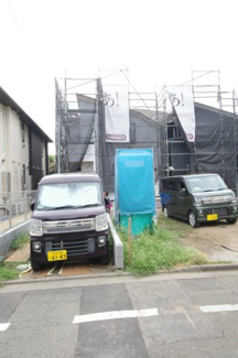 【外観】 | 【仲介手数料無料！！】日野市大坂上4丁目　新築戸建て（全3棟）No3号棟　4190万円 | 令和7年8月9日撮影　建築中