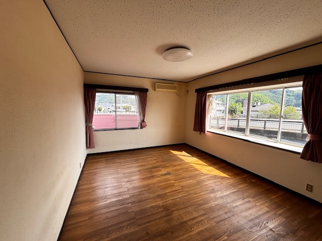 藤枝市時ケ谷　店舗併用住宅の洋室