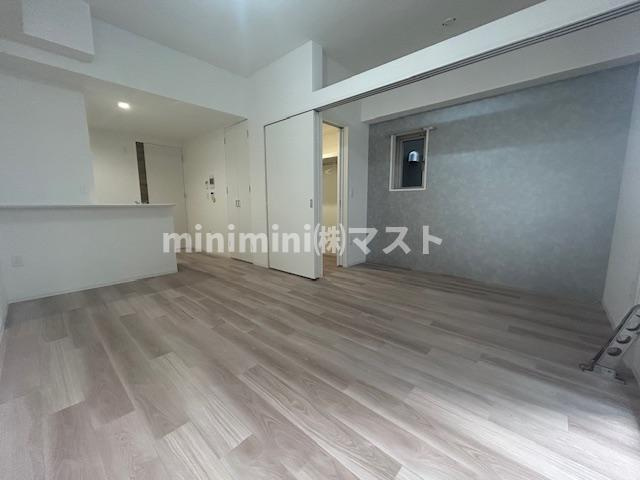 セレニテフラン谷町四丁目の居間・リビング