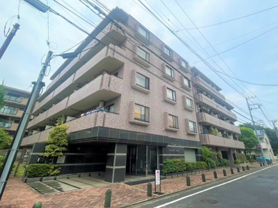 【外観】 | クレッセント上祖師谷 | ベージュ系の上品な外壁で周囲の住宅街に調和した外観デザインで長く愛される建物。オートロック完備で防犯面も安心。