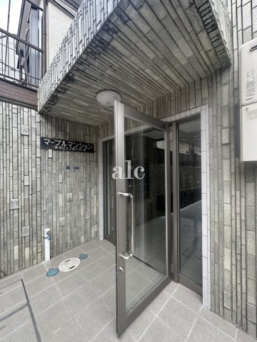 新宿区大久保２丁目の賃貸マンションのエントランス