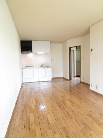 クレール津福Ⅰ【10,000円キャッシュバック対象物件】の居間・リビング|ゆったりとした居間です