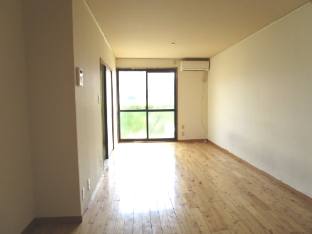 クレール津福Ⅰ【10,000円キャッシュバック対象物件】の居間・リビング|ゆったり過ごせるリビングです