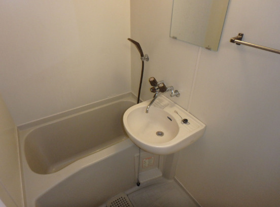 シャトレ津福本町の洗面所|スペースが確保できる洗面所です