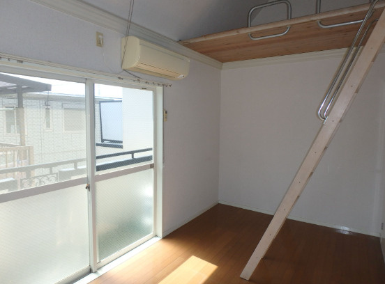 シャトレ津福本町の内装|明るい色調の室内です